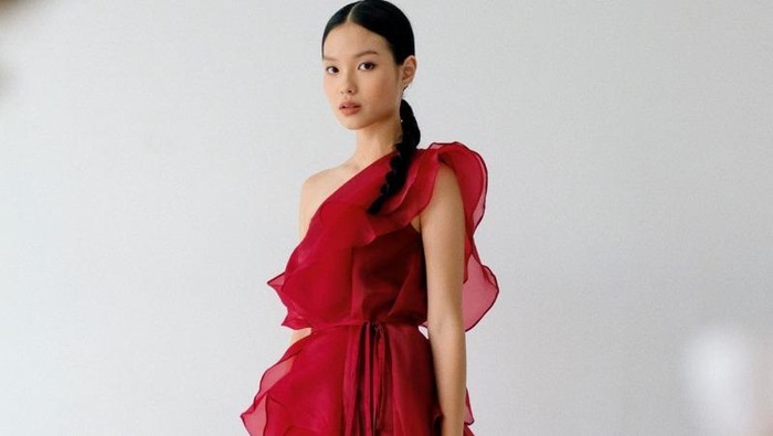 BeauPicks: Siap Rayakan Imlek, Tampil Elegan dengan Outfit dan Aksesori Serba Merah