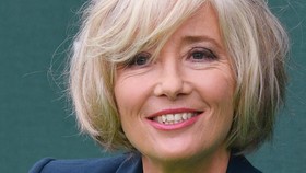 Emma Thompson Tertantang Beradegan Bugil dalam Film Terbaru