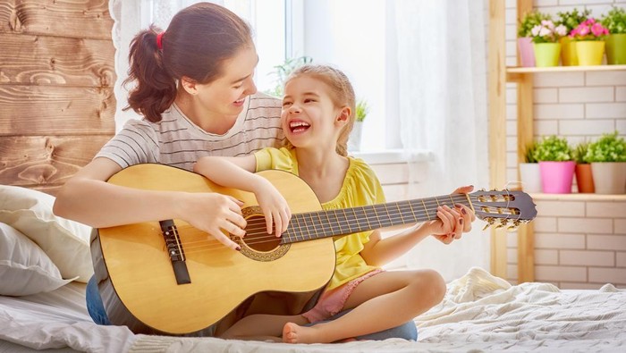 Ilustrasi ibu dan anak main alat musik gitar