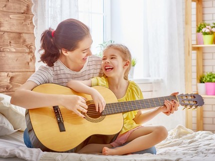 8 Alat Musik Chordophone yang Bunda Bisa Perkenalkan ke Anak