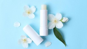 9 Rekomendasi Lip Balm untuk Cerahkan Bibir Hitam
