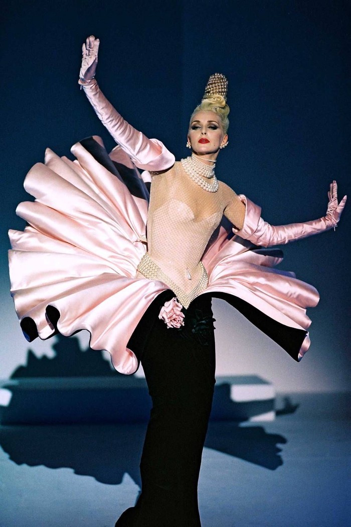 Kamu mungkin pernah melihat Cardi B mengenakan gaun two-toned ini di acara Grammy Awards 2019, Beauties. Gaun vintage tersebut merupakan koleksi Thierry Mugler Fall 1995 dengan tema 'Birth of Venus'. Foto: pinterest.com/PERSPEX