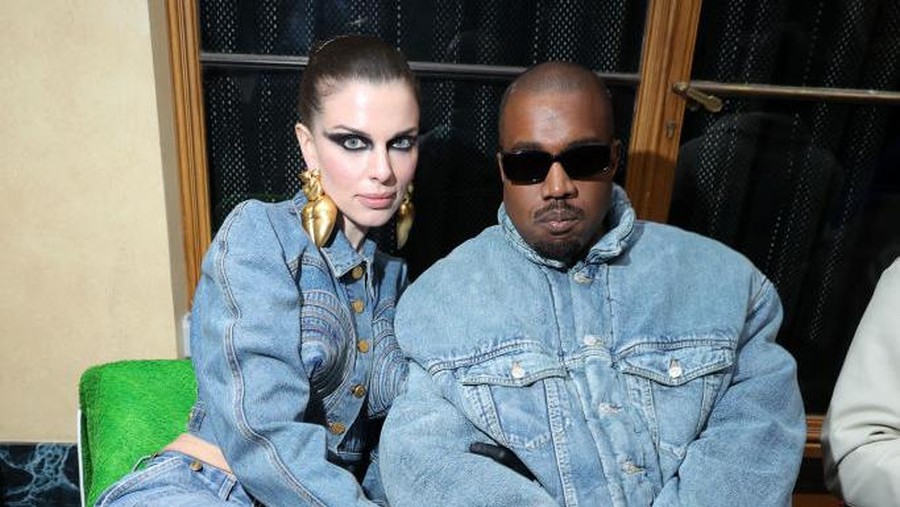 PARIS, FRANCE - JANUARY 23: (L to R) Julia Fox and Ye attend the Kenzo Fall/Winter 2022/2023 show as part of Paris Fashion Week on January 23, 2022 in Paris, France. (Photo by Victor Boyko/Getty Images For Kenzo)