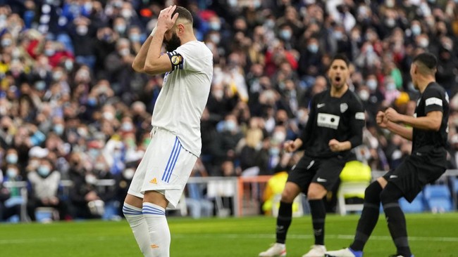 Hari Minggu (23/1) bisa jadi merupakan hari sial bagi Karim Benzema. Ia gagal penalti, mengalami cedera dan di saat bersamaan rumahnya dibobol maling.