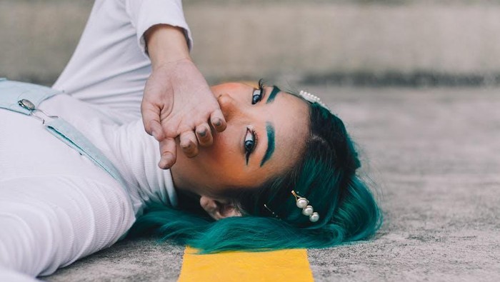 Mandiri dan Nggak Suka Gosip, Kenali 4 Tanda Perempuan Berkepribadian Sigma yang No Drama!