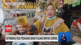 VIDEO: Ketimbang Rugi Pedagang Bawa Pulang Minyak Goreng