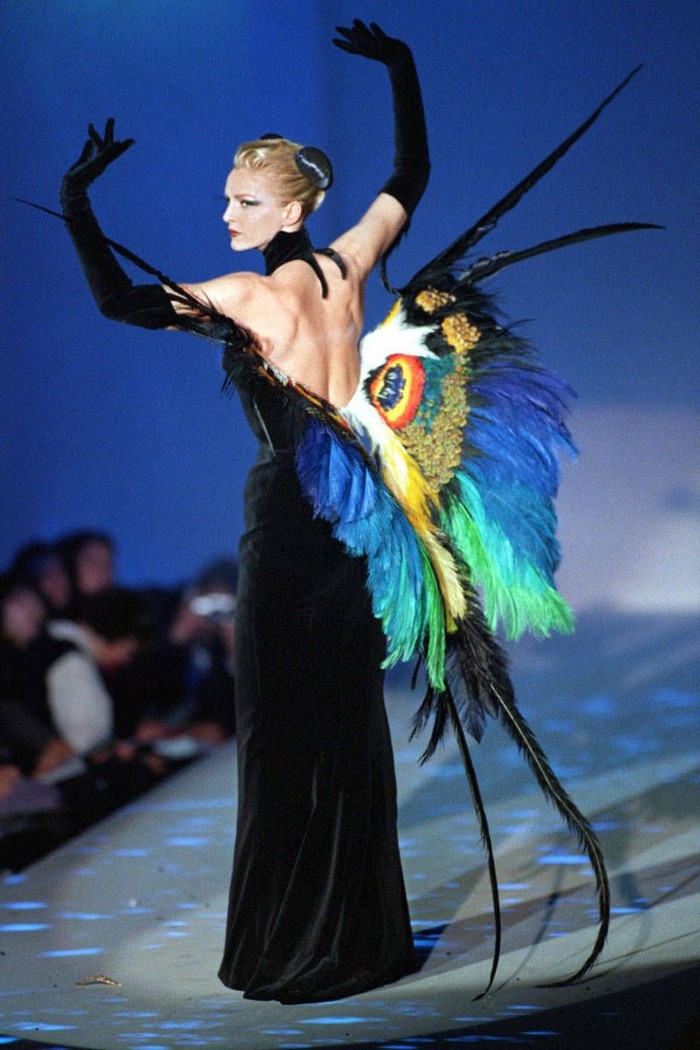 Koleksi Fall 1997 juga menghadirkan gaun backless bersiluet ramping dengan ornamen sayap kupu-kupu yang indah di bagian belakang. Foto: pinterest.com/ELLE Magazine (US)