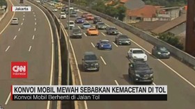 VIDEO: Konvoi Mobil Mewah Sebabkan Kemacetan di Tol