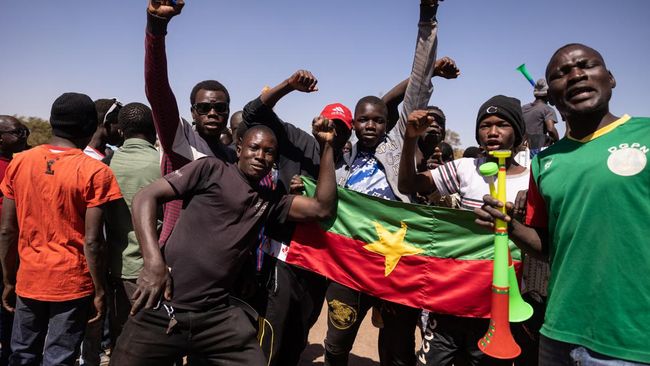 Militer Burkina Faso Kudeta Presiden, Warga Bersorak Mendukung Kudeta berlangsung sehari setelah penembakan terjadi di sejumlah barak militer di Ibu Kota Ougadougoudan dekat kediaman Presiden Kabore.