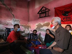 Lagi-lagi Ganjar Bantu Renovasi Rumah Kader PDIP