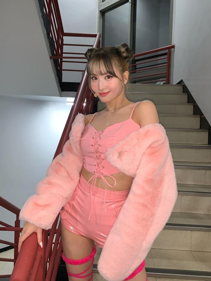 Main Dancer di TWICE yaitu Momo, merupakan perempuan kelahiran Jepang yang juga sangat populer dengan kemampuan menarinya. Momo bahkan sudah belajar menari saat Momo berumur tiga tahun lho, Beauties./ Foto: Instagram.com/twicetagram
