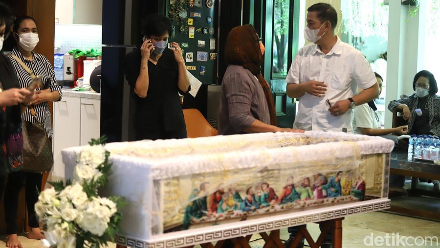 Maura Magnalia Sejumlah keluarga dan kerabat saat melayat di rumah duka Maura Magnalia Widyaratri anak dari Nurul Arifin di kediamannya di Puri Cinere, Depok, Selasa, (23/1).