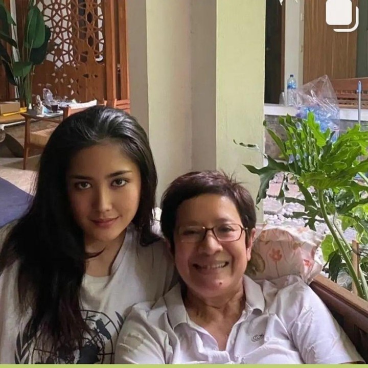 <p>Kabar duka datang dari Nurul Arifin, Bunda. Putri Wakil Ketua Umum Golkar Nurul Arifin, Maura Magnalia Widyaratri, meninggal dunia pada Selasa (25/1/2022). (Foto: Instagram @na_nurularifin)</p>