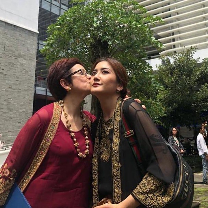 <p>Lewat Instagram, Nurul Arifin pernah memperlihatkan potret putri sulungnya itu. Ia juga menampilkan potret transformasi sang putri dari kecil hingga dewasa. (Foto: Instagram)<br /><br /><br /></p>