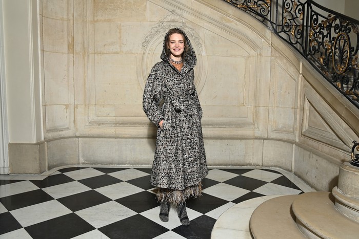 Coat aksen hoodie dan rok tweed dari koleksi Dior haute couture jadi pilihan supermodel Natalia Vodianova yang terlihat elegan. Foto: Getty Images For Dior/Pascal Le Segretain