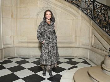 Coat aksen hoodie dan rok tweed dari koleksi Dior haute couture jadi pilihan supermodel Natalia Vodianova yang terlihat elegan. Foto: Getty Images For Dior/Pascal Le Segretain
