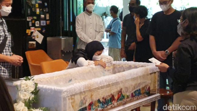 His Daughter Dies Suddenly of a Heart Attack, Nurul Arifin Keeps Crying