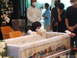 Ekspresi Nurul Arifin Saat Pandangi Jenazah Putri Tercinta