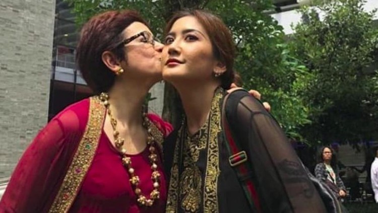 Nurul Arifin bersama Maura Magnalia Madyaratri.