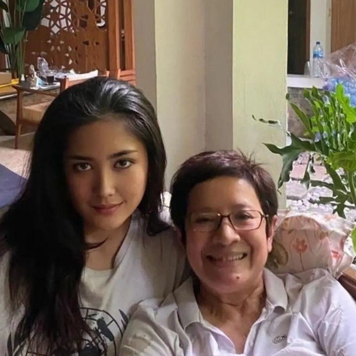 <p>Kabar duka datang dari Nurul Arifin, Bunda. Putri Wakil Ketua Umum Golkar Nurul Arifin, Maura Magnalia Widyaratri, meninggal dunia pada Selasa (25/1/2022) karena serangan jantung. (Foto: Instagram @na_nurularifin)<br /><br /><br /></p>