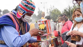 FOTO: Festival Aymara, Miniatur dan Harapan Warga Bolivia
