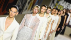 FOTO: Dior dan Back to Basic Couture