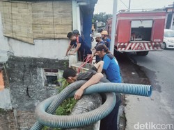 Sampah Menggunung di Sungai Wonggo Klaten Dibersihkan Pakai Mobil Damkar