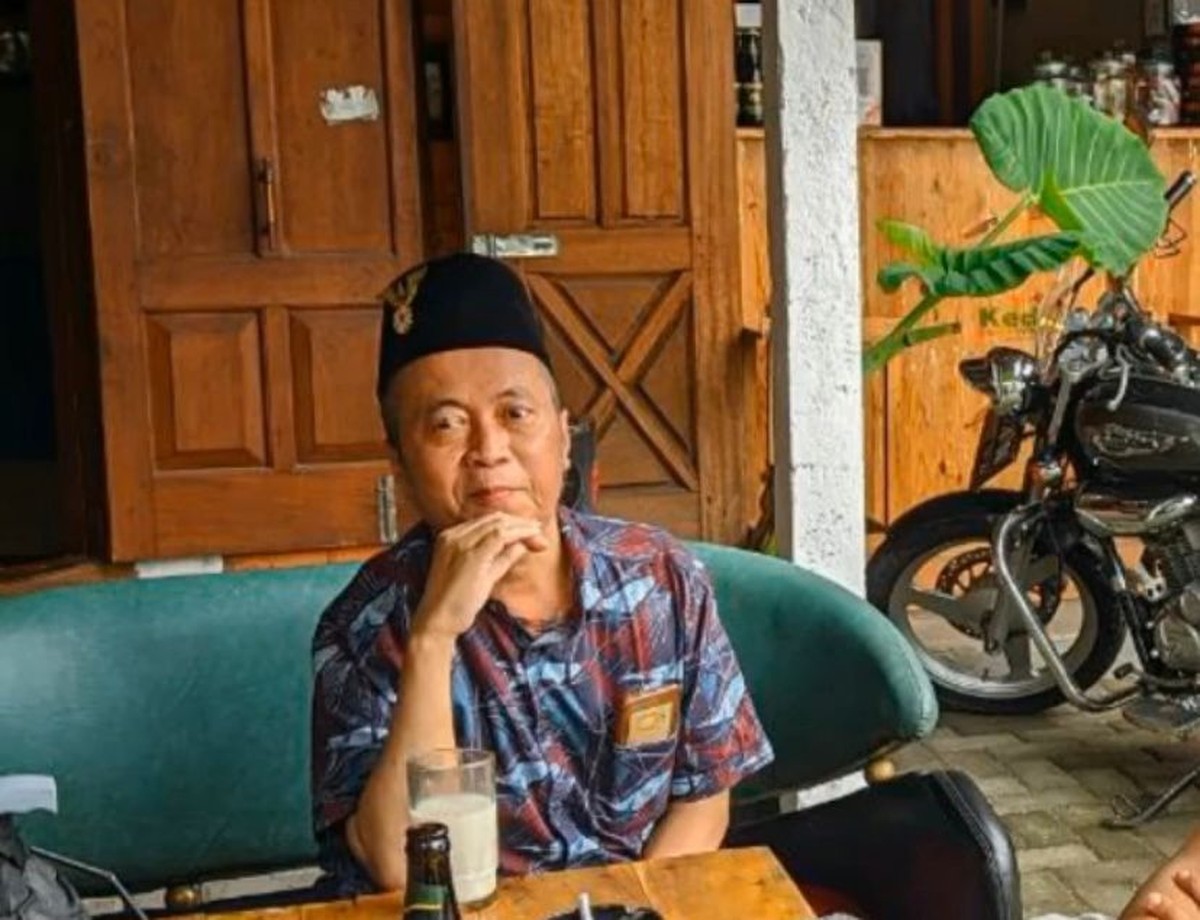 Media sosial dihebohkan oleh penampilan terbaru Ki Joko Bodo yang tampak kurus dan pakai alat bantu jalan&period; Yuk intip&excl;