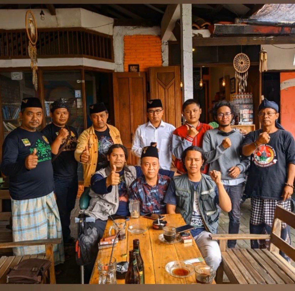 Media sosial dihebohkan oleh penampilan terbaru Ki Joko Bodo yang tampak kurus dan pakai alat bantu jalan&period; Yuk intip&excl;