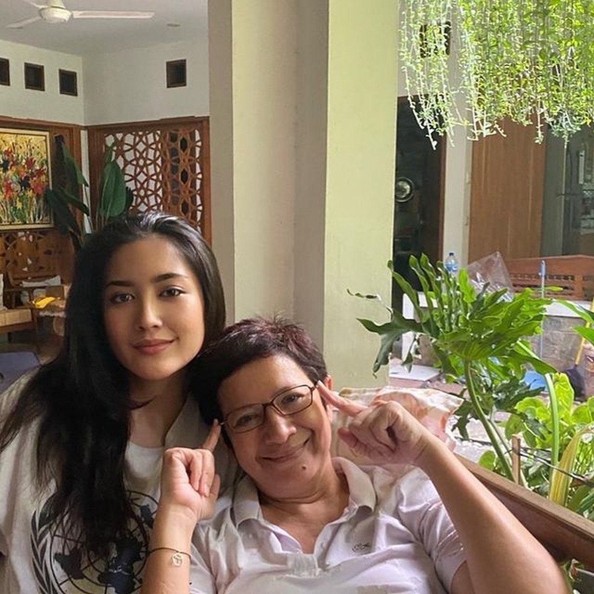 Kabar duka dari artis senior dan politikus Nurul Arifin&comma; putri sulungnya Maura Magnalia meninggal dunia&period; Yuk intip potret kenangannya&excl;