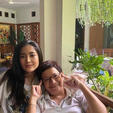 7 Potret Maura Anak Nurul Arifin Meninggal Mendadak di Usia 27 Tahun