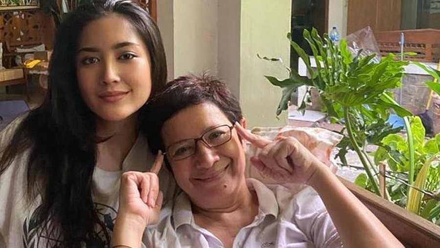 Kabar duka dari artis senior dan politikus Nurul Arifin, putri sulungnya Maura Magnalia meninggal dunia. Yuk intip potret kenangannya!