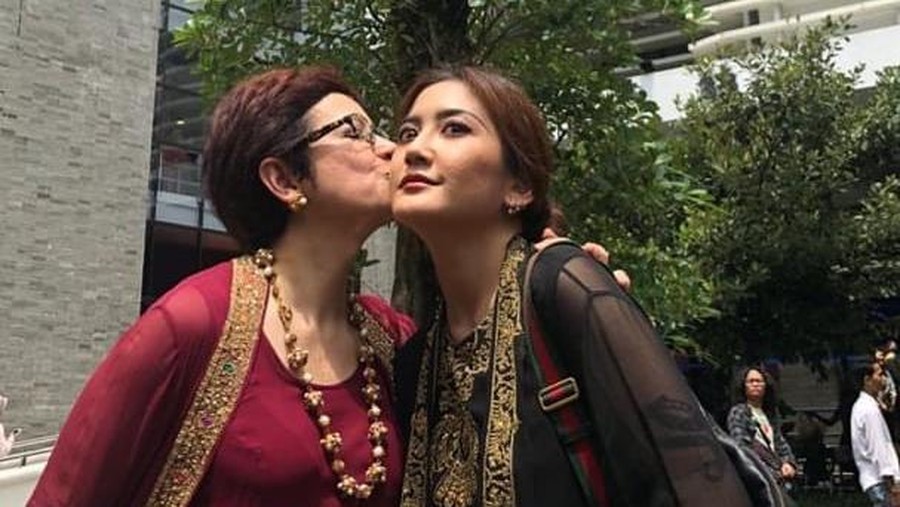Potret Maura Magnalia Putri Sulung Nurul Arifin Kabar duka dari artis senior dan politikus Nurul Arifin, putri sulungnya Maura Magnalia meninggal dunia. Yuk intip potret kenangannya!