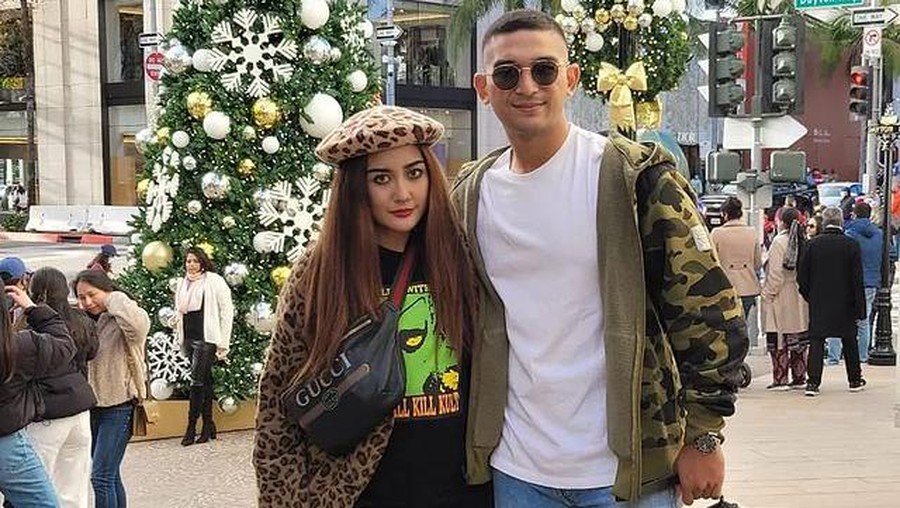 Kabar duka dari artis senior dan politikus Nurul Arifin, putri sulungnya Maura Magnalia meninggal dunia. Yuk intip potret kenangannya!