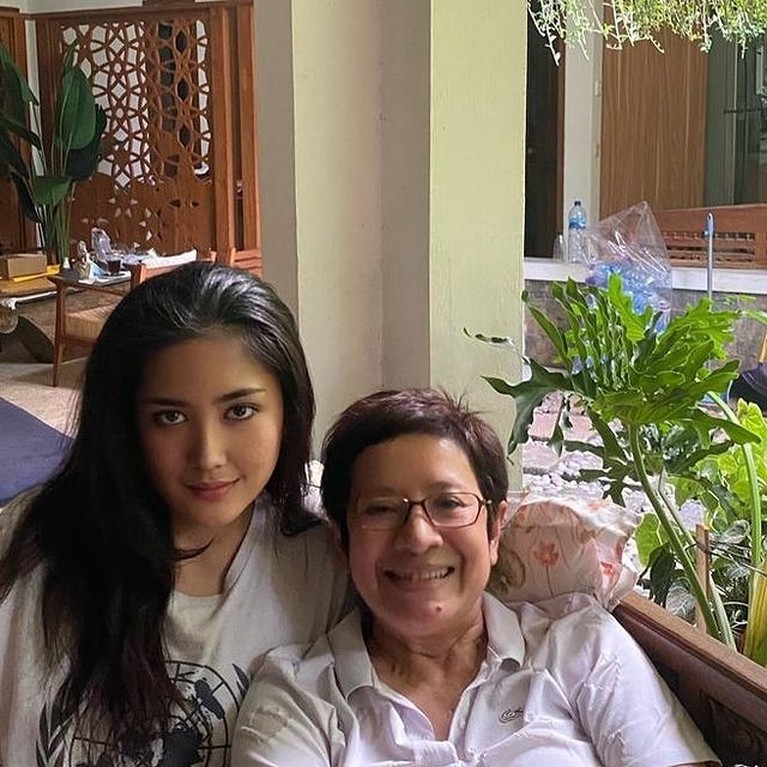 Potret Maura Magnalia Putri Sulung Nurul Arifin Kabar duka dari artis senior dan politikus Nurul Arifin, putri sulungnya Maura Magnalia meninggal dunia. Yuk intip potret kenangannya!