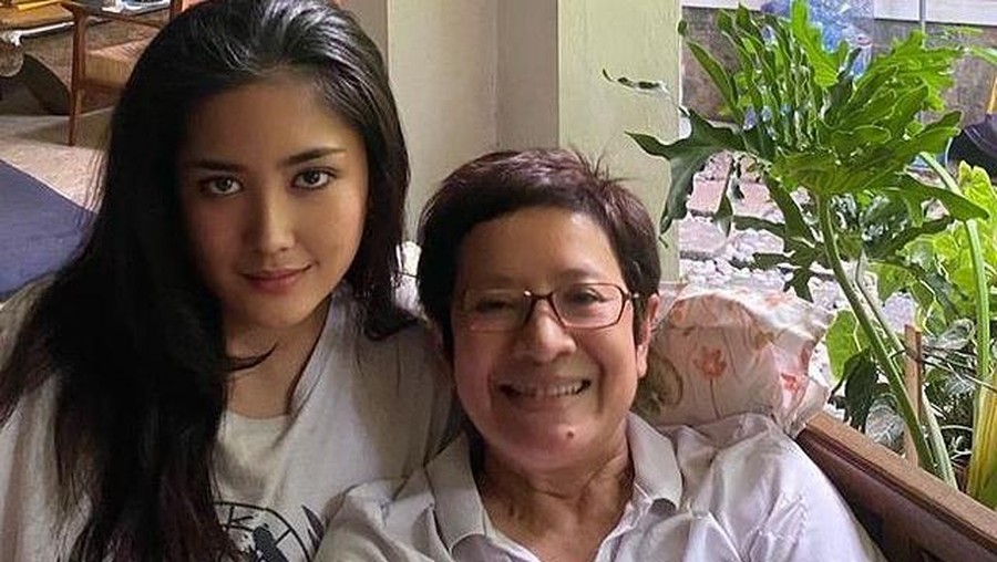 Kabar duka dari artis senior dan politikus Nurul Arifin, putri sulungnya Maura Magnalia meninggal dunia. Yuk intip potret kenangannya!