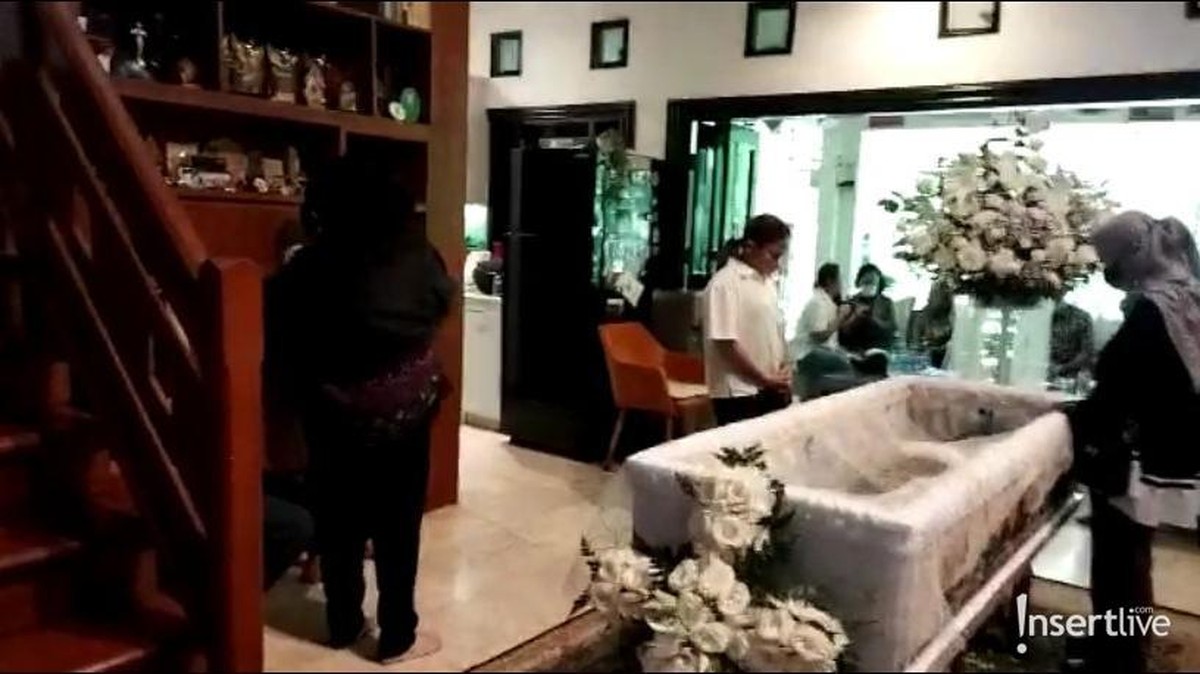 Artis senior dan politikus Nurul Arifin tengah berduka karena kepergian putri sulungnya&comma; Maura&period; Yuk intip potret suasana kediamannya&excl;
