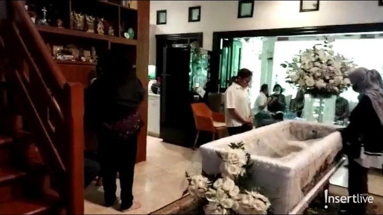 Potret Suasana Rumah Duka Kediaman Nurul Arifin Artis senior dan politikus Nurul Arifin tengah berduka karena kepergian putri sulungnya, Maura. Yuk intip potret suasana kediamannya!
