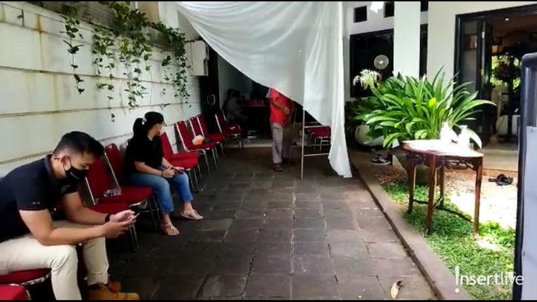 Potret Suasana Rumah Duka Kediaman Nurul Arifin Artis senior dan politikus Nurul Arifin tengah berduka karena kepergian putri sulungnya, Maura. Yuk intip potret suasana kediamannya!