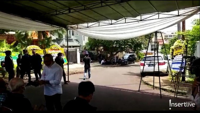Artis senior dan politikus Nurul Arifin tengah berduka karena kepergian putri sulungnya, Maura. Yuk intip potret suasana kediamannya!