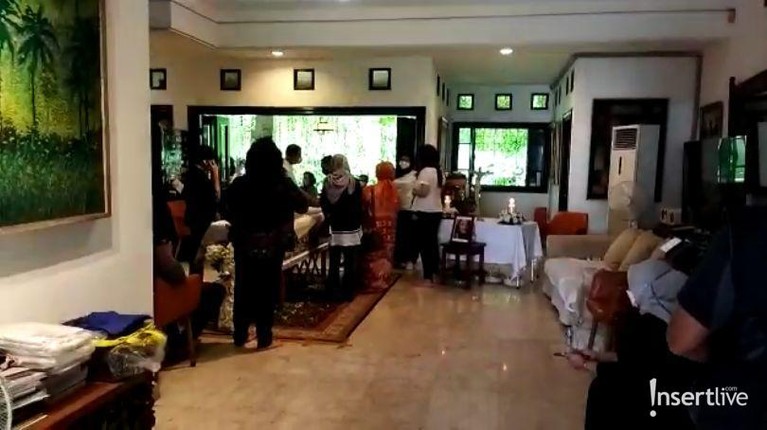 Potret Suasana Rumah Duka Kediaman Nurul Arifin Artis senior dan politikus Nurul Arifin tengah berduka karena kepergian putri sulungnya, Maura. Yuk intip potret suasana kediamannya!