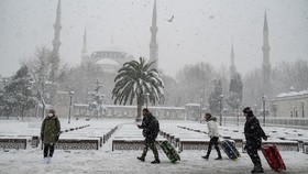 FOTO: Wajah Istanbul Turki Kala Beku karena Salju