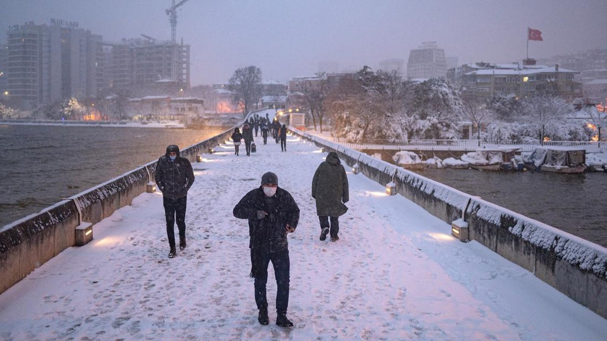 FOTO: Wajah Istanbul Turki Kala Beku karena Salju