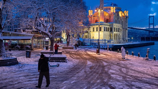 FOTO: Wajah Istanbul Turki Kala Beku karena Salju