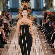 7 Busana Paling Nyentrik dari Koleksi Schiaparelli Haute Couture 2022