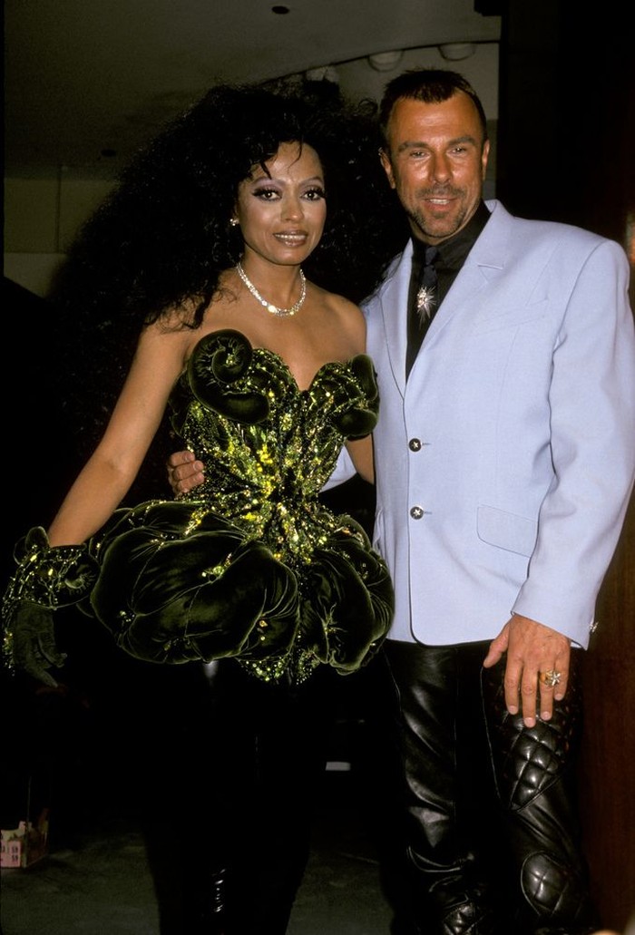 Sebelum Lady Gaga, Diana Ross yang merupakan sahabat Thierry Mugler menjadi penyanyi pertama yang pernah berjalan di peragaan busananya di tahun 90an dan setia mengenakan desain-desain Mugler lainnya. Foto: pinterest.com/ huffingtonpost.com