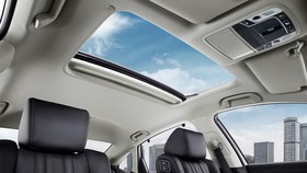 Viral Bocah Muncul dari Sunroof saat Mobil Melaju, Apa Bahayanya?