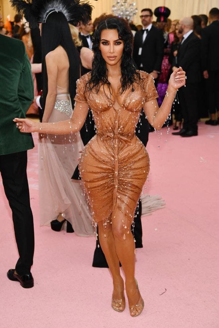 Siapa yang bisa melupakan dress Met Gala 2019 milik Kim Kardashian satu ini? Thierry Mugler secara khusus mendesain gaun dengan inspirasi 'wet-look' tersebut untuk Kim untuk menangkap tema Camp: Notes on Fashion. Foto: pinterest.com/Vogue Australia