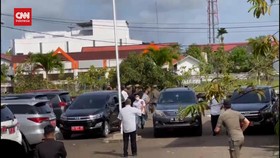 VIDEO: Momen Oknum ASN Lempar Bom Molotov Ke Pendopo Bupati Ketapang