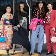 Berani Tampil Nyentrik dan Penuh Warna? Kamu Perlu Coba Tren Fashion Streetstyle ala Jepang Berikut